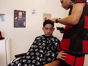 我给理发师献了屁眼 hot turkish gay porn