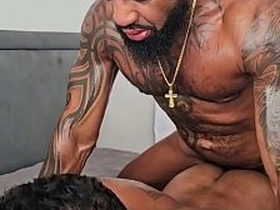 那个傲慢的直男邻居一直偷看我撸管，最后进房间狠狠操了我 japan kiss gay porn