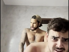 小鲜肉给兄弟爽了一把 japanese beefy gay porn