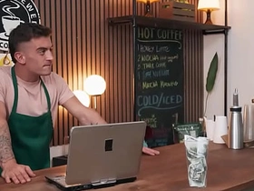 猛男片——莉莉撞见德雷克·冯和特雷弗·布鲁克斯搞逼，随后加入咖啡店激情3P chinese gay men tongue kissing porn