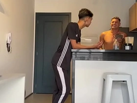 训练时认识的猛男被我骑在身下 chinese gay comic porn