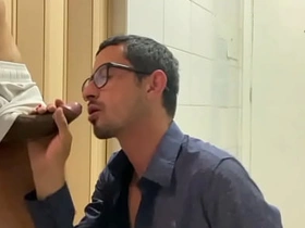 干到兴起把受的衣服撕烂，他穿着内裤跑了 hot muscular latino gay porn