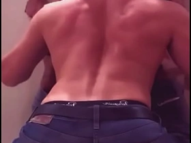 我在健身房厕所夺走了我健身兄弟的处男 southeast asia gay porn