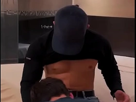 我给送气球的小哥额外小费，结果他把我操得爽翻天 chinese huge gay porn