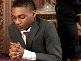 黑人浸信会男孩多米尼克·杨被黑人牧师普林斯·雷恩的大黑屌干了！这小基佬嘴和屁眼都没逃过那根巨屌！ hot gay porn tube