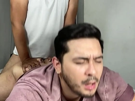 趁他老婆睡着...继父在房间里把我当婊子干 - 同志乱伦 无套内射肛交 gay porn chinese twinks