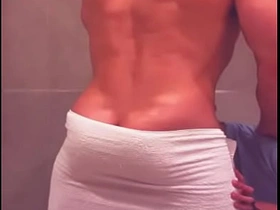 看到哥们从酒吧回来洗澡 忍不住冲进淋浴间跟他搞 asian gay xxx sex videos