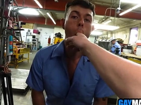 饥渴男人们在车间里3P狂操 taiwanese gay porn videos