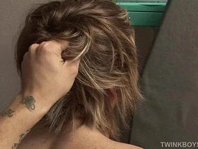 嫩仔Simon和Martin无套交媾 japan gay porn new