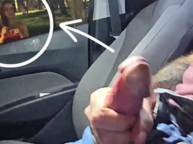 公交站台对着红发妞公开冒险自慰！ gay big chinese muscle porn