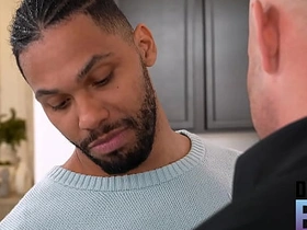 地下男孩 - 发情的托尼爬向布洛克鼓胀的裤裆 asian gay porn telegram group