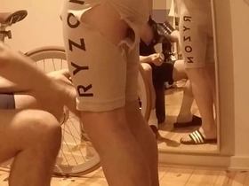 受伤自行车手继父与饥渴关怀儿子 - 第一部 免费 www. asian gay sex videos