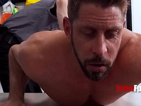 小偷只有两个选择：要么操警卫，要么在监狱里被操 old man japan gay porn