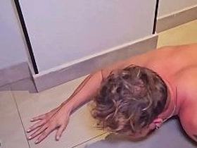 大胡子主人操烂小鲜肉的屁眼，把他当性奴使唤。BDSM狗玩羞辱高潮 asian family gay porn