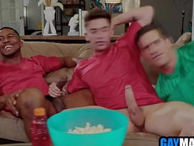 足球粉被黑白基友轮着用 asian muslim gay sex videos