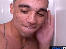 家庭嫩肉 - 看我朋友和他继父搞 asian bathroom gay sex videos