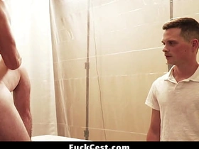 那男人毫不掩饰他青筋暴起的勃起鸡巴 - 乱伦性交 sleep japanese gay porn