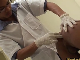 尿尿亚洲嫩鸡肛检后被医生无套内射 day day gay chinese porn