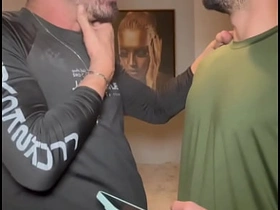 朋友看到我手机相册里的屌照非要看实物 结果忍不住直接口了起来 young gay chinese teens porn