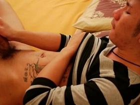 亚洲基佬在床上撸鸡巴 asian oil massage gay porn