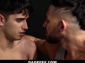 继子让继父抚弄他的鸡巴 任由其掌控 - 老爸变态 yuto japanese gay porn