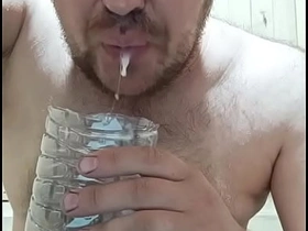 大鸡巴射出一发热精，接着被吃掉了！ hot french gay porn