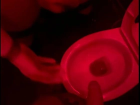 业余小帅哥在俱乐部厕所看朋友撒尿，伸手帮忙然后自己硬了... porn gay asian handsome