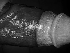 抹油的发情男人呻吟着撸他的大黑屌 cute korean gay porn