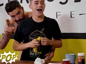 TWINKPOP - 嫩仔乔伊·米尔斯用打发奶油和糖粒装饰克里斯·该死的鸡巴 变成美味点心 indonesian gay muscle porn