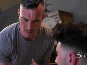 蒙眼男以为是他女友在口交...其实是基佬同事偷拍的全过程 porn gay massage japan