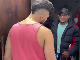 收货时让快递员上楼 他用肉棒当报酬还射了我满嘴 pinoy cum gay porn