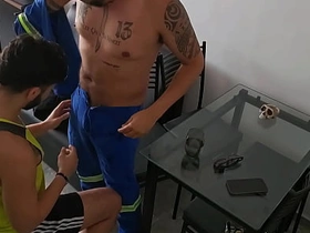 维修工来查网线却把鸡巴插进来 asian cum control gay porn