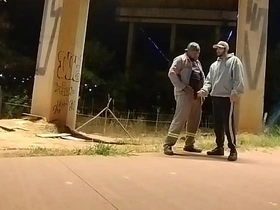 摩托车手VS打工仔 撒完尿转身就求口交 japan boyz gay porn