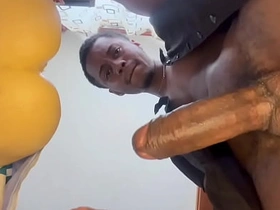 老爹边吐口水边用飞机杯撸他那根大屌，最后射了 gay japanese bukkake porn