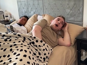 别出声，别让你继兄发现！- 与大鸡巴纹身拉丁小鲜肉3P japan gay porn teen