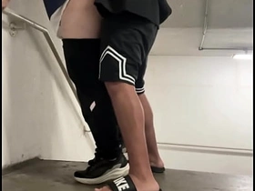 楼道贱货求楼梯间挨操，老子如她所愿狠狠干了 japan gay straight porn