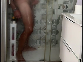 被抓到在淋浴时打飞机 射精猛烈 真实高潮 —— 被偷窥 gay porn japan gif
