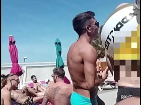 泳池边的口交盛宴：我的鸡巴是2025 Grabbys周末的主角！ asian father son gay porn