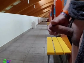 我在公共更衣室撸我厚包皮鸡巴，差点被抓到两次。 porn gay japanese big dick