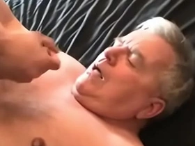 年轻亚裔射精在老爹脸上 nude asian gay sex videos