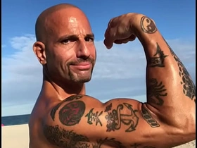 海滩上炫耀超大量精液 british chinese gay porn