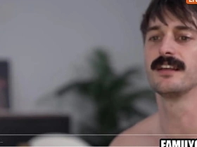 继子撞见继父搞男同直播 hot tub gay porn