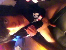 嫩0用光滑鸡巴磨椅子 隔着涤纶T恤手淫 best japanese gay porn site