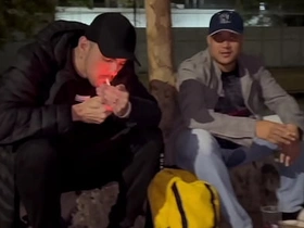 哥们在球场喝酒结果搞起基来，突然冒出个流浪汉让一切更有意思了 korean gay porn videos