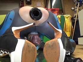 Extremeslut66 戴着隧道塞放屁，同时往屁眼里塞一根长假阳具 asian gay sex videos in public