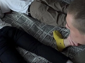 瘦仔带朋友来家玩——趁他们打游戏时，他和继父把他们全干了 dark skin gay chinese massage porn