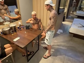 我和我哥们儿还有他朋友3P爽翻天 asian cousin gay porn