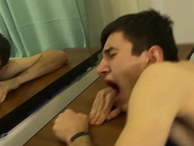 可爱摔跤少年训练时发情，直接在地板上开干——最后射进对方嘴里 hot uncle gay porn