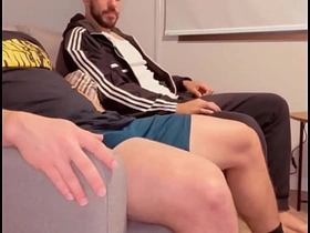 隔壁大屌邻居趁老婆上班跑来肏我 gay porn sex asia