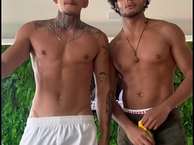 被动女装男孩被一对大屌猛男夫妻双插 japan gay spy porn